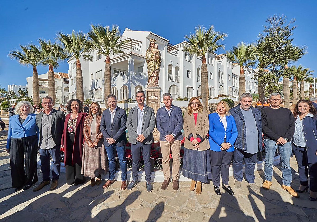 Imagen principal - Tres imágenes del acto de inauguración y de la nueva escultura en Nerja.