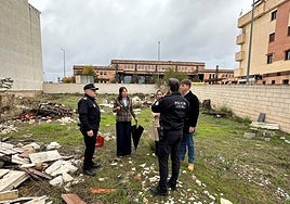 Representantes municipales y agentes de la Policía Local visitan la parcela de la barriada de la Feria donde se trasladará el depósito municipal de vehículos.