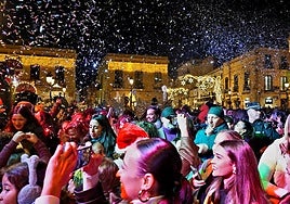 La plaza de España se llenó de público durante el encendido del alumbrado navideño.