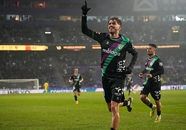 Adrián Niño celebra el gol del empate, en un testarazo a centro de Víctor García.