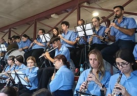 Miembros de la banda de Miraflores y Gibraljaire, en La Malagueta.