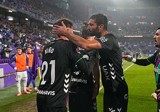Los jugadores del Málaga se abrazan tras el gol de Niño.