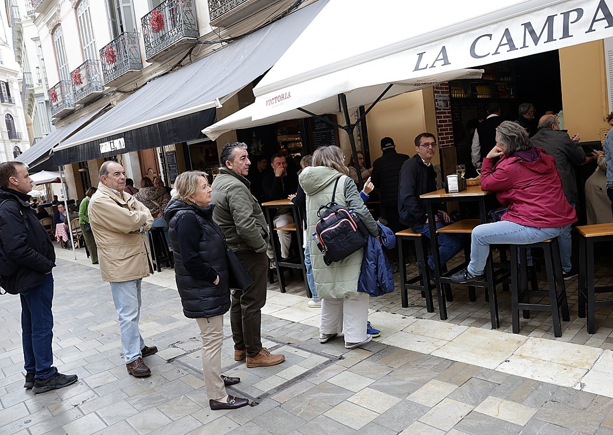 Imagen secundaria 1 - Gente paseando, de compras y consumiendo en bares y restaurantes en el Centro de Málaga.