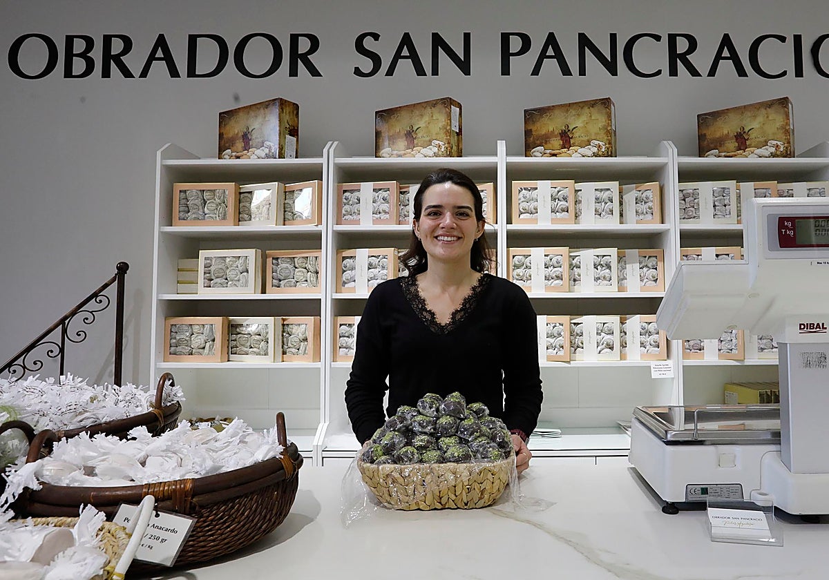 Alicia Morales Aguilera con una canasta de este nuevo postre navideño de Antequera