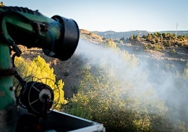 Imagen de un cañón aplicando biocidas.