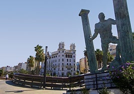 Escultura de Hércules junto al edificio Trujillo.