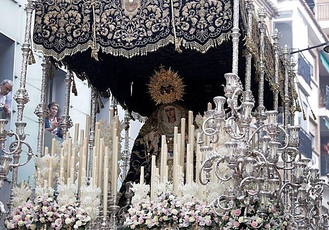 La Virgen de la Paz, bajo su antiguo palio, en la tarde del Jueves Santo.