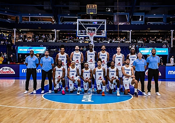 La selección francesa posa antes de jugar ante Finlandia.