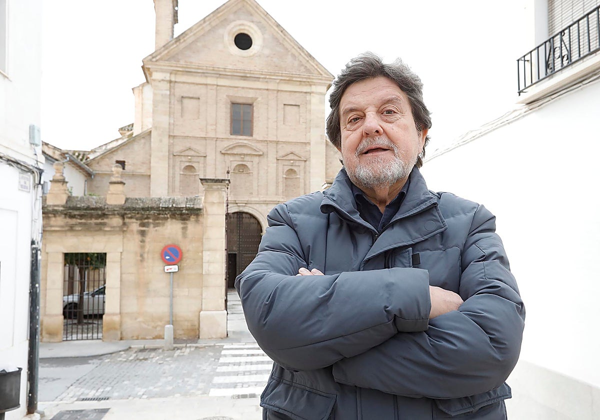 Romero Benítez ante la fachada de Belén donde presentará su último libro