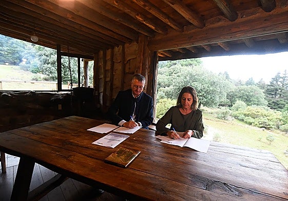 La consejera de Sostenibilidad y Medio Ambiente, Catalina García, y el consejero aragonés Manuel Blasco firman en la finca La Nava de San Luis el protocolo de colaboración para reforzar la conservación del pinsapo.