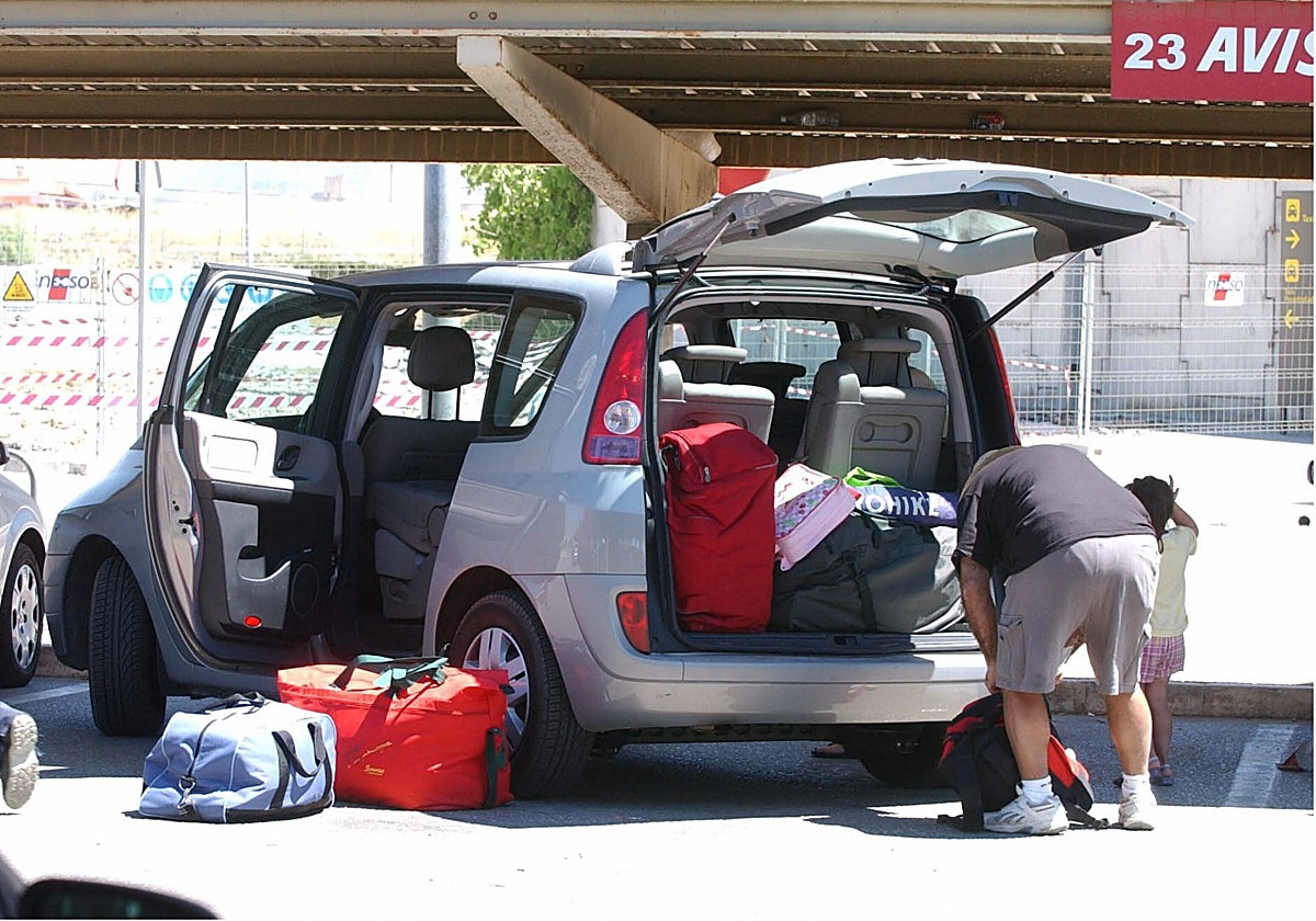 Turistas cargan el coche de alquiler en el aeropuerto de Málaga.