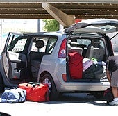 Turistas cargan el coche de alquiler en el aeropuerto de Málaga.