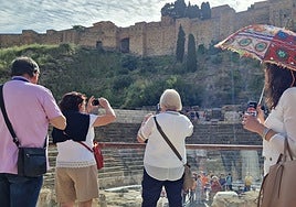 Turistas inmortalizan la vista de la Alcazaba y el Teatro Romano.