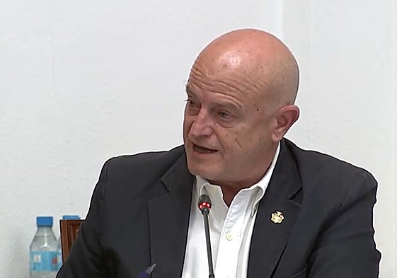 El portavoz de Vox y primer teniente de alcalde de Mijas, Juan Carlos Cuevas, en el pleno.