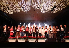 La alcaldesa, Ángeles Muñoz, con los socios de los centros de participación activa que han sido galardonados.