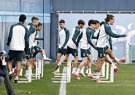 Los jugadores del Málaga, en el entrenamiento del lunes en el Anexo.