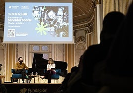 Salvador Sobral y Regina Sotorrío, durante la charla de Suena SUR, en la Sala Fundación Unicaja María Cristina.