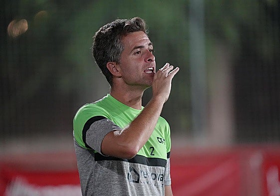Diego Nogales dirige un entrenamiento del Talavera.