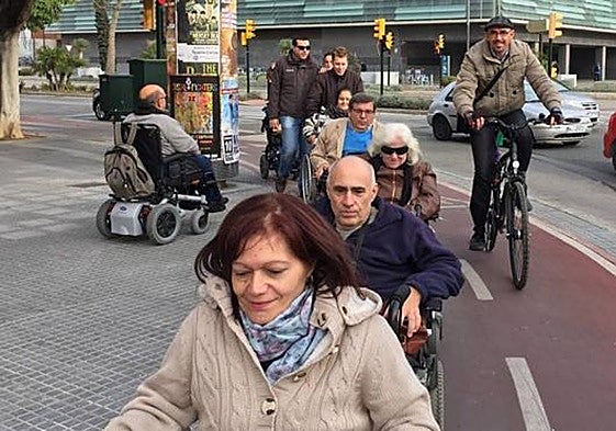 Las personas con discapacidad, en una jornada de reivindicación haciendo uso de los carriles bici en diciembre de 2016, cuando fue aprobado en pleno, pero no se trasladó a la ordenanza.