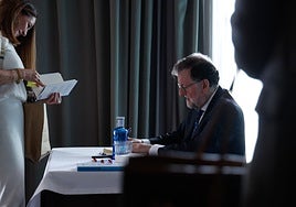 Rajoy firmando ejemplares de su último libro.