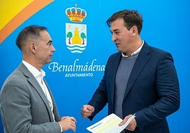 El alcalde de Benalmádena, Juan Antonio Lara, y el concejal de Hacienda, José Miguel Muriel.
