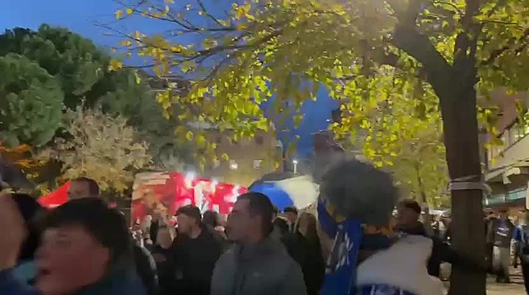 La afición recibe al Talavera antes de su partido ante el Málaga de Copa del Rey