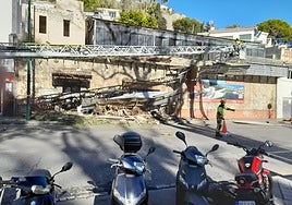 El viento tumba un árbol y varias cornisas de un edificio y derriban una marquesina frente a los Baños del Carmen