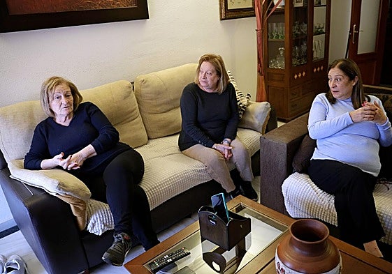 Purificación, Francisca y Dolores García Caparrós, ayer, durante su conversación con SUR.