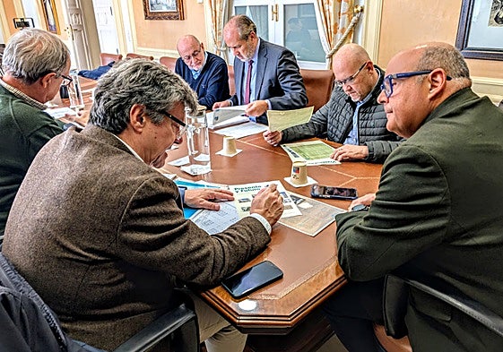 Imagen del encuentro entre los responsables de la Fundación Vimpyca y el Ayuntamiento veleño.