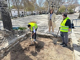 La alcaldesa de Ronda supervisa los trabajos previos de cata arqueológica.