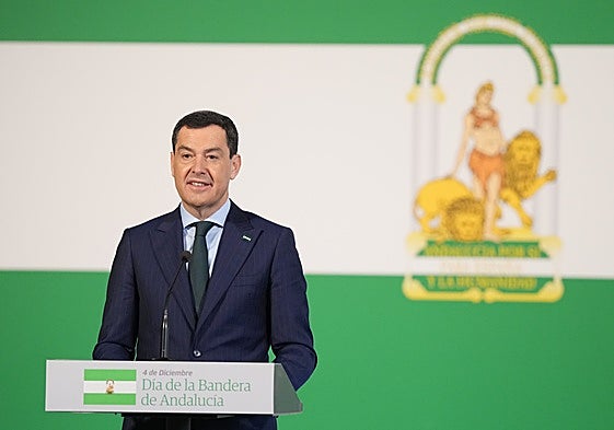 Juanma Moreno, durante su intervención en el acto institucional.
