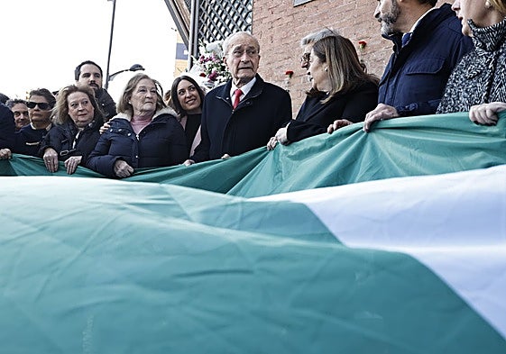 De la Torre, junto a las hermanas del joven malagueño asesinado, esta mañana.
