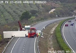 Imagen del camión volcado en la A-92M, este jueves.