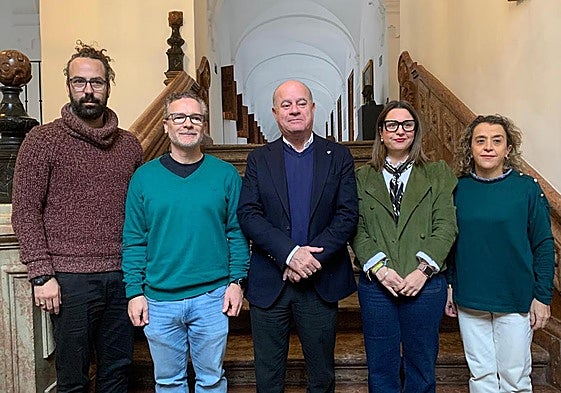 El alcalde Manuel Barón y la responsable de Carnaval, con los protagonistas en 2026