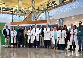 El equipo directivo del Clínico y los miembros de la Unidad de Aparato Digestivo.