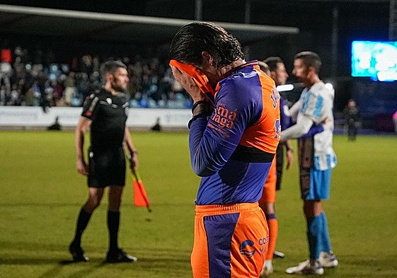 Chupete protege el balón ante Gallardo.