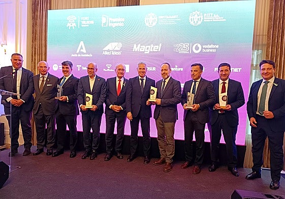 Foto de familia de los premiados con el alcalde y los responsables colegiales.