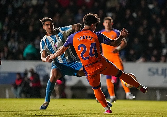 Lobete, en un centro al área en el duelo del miércoles.