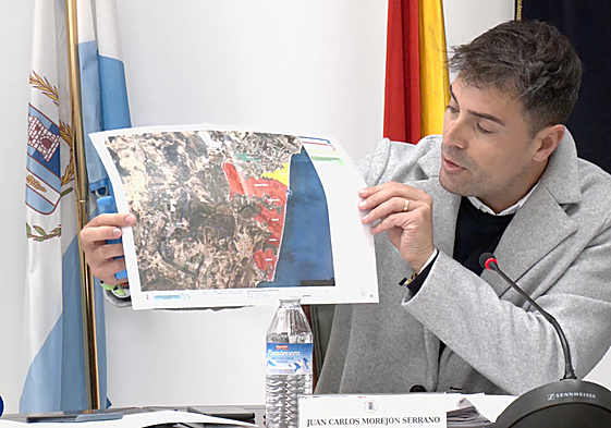 El concejal de Urbanismo, Juan Carlos Morejón, enseña en el Pleno de Manilva las zonas turísticas más tensionadas del término municipal.