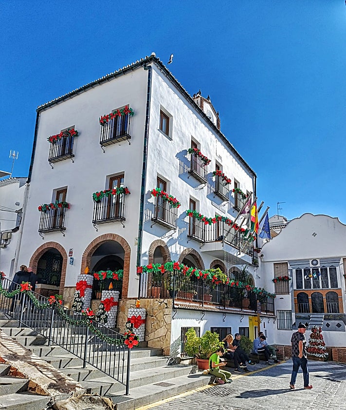 Imagen secundaria 2 - Tres imágenes de la decoración navideña hecha con materiales reciclados instalada en Canillas de Aceituno.
