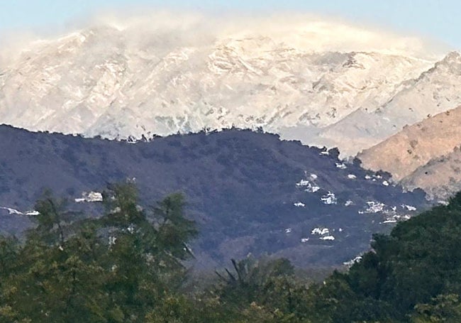 Imagen del manto blanco en el techo de la provincia, La Maroma, visto desde Nerja, este jueves 4 de diciembre.