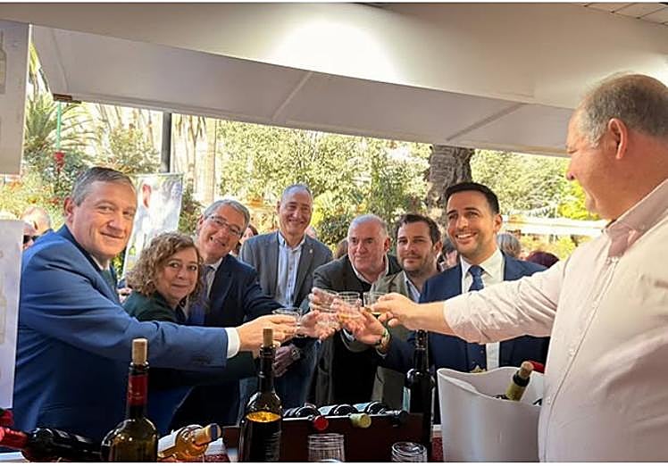 Los presidentes de las diputaciones de Zamora y Málaga, Javier Fáundez y Francisco Salado respectivamente, visitaron los stands de los productos de Zamora.