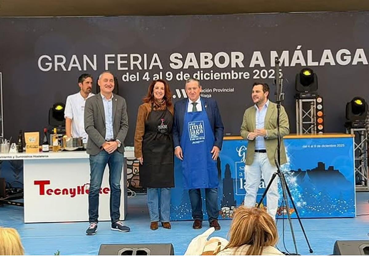 Un momento del hermanamiento entre las diputaciones de Zamora y Málaga, realizado a través de un simbólico intercambio de delantales entre el presidente de la Diputación de Zamora, Javier Fáundez; y la vicepresidenta de la Diputación de Málaga, Toñi Ledesma.