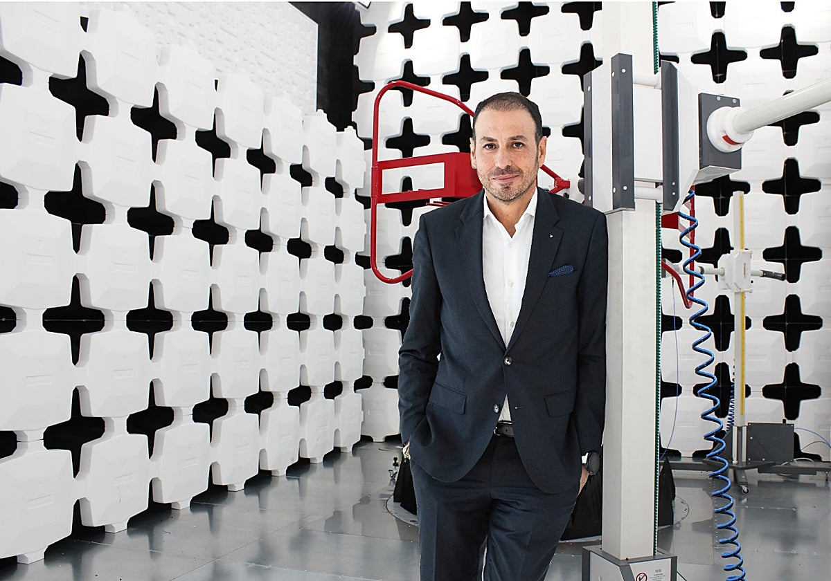 Fernando Hardasmal, en uno de los laboratorios de Dekra en Málaga TechPark.