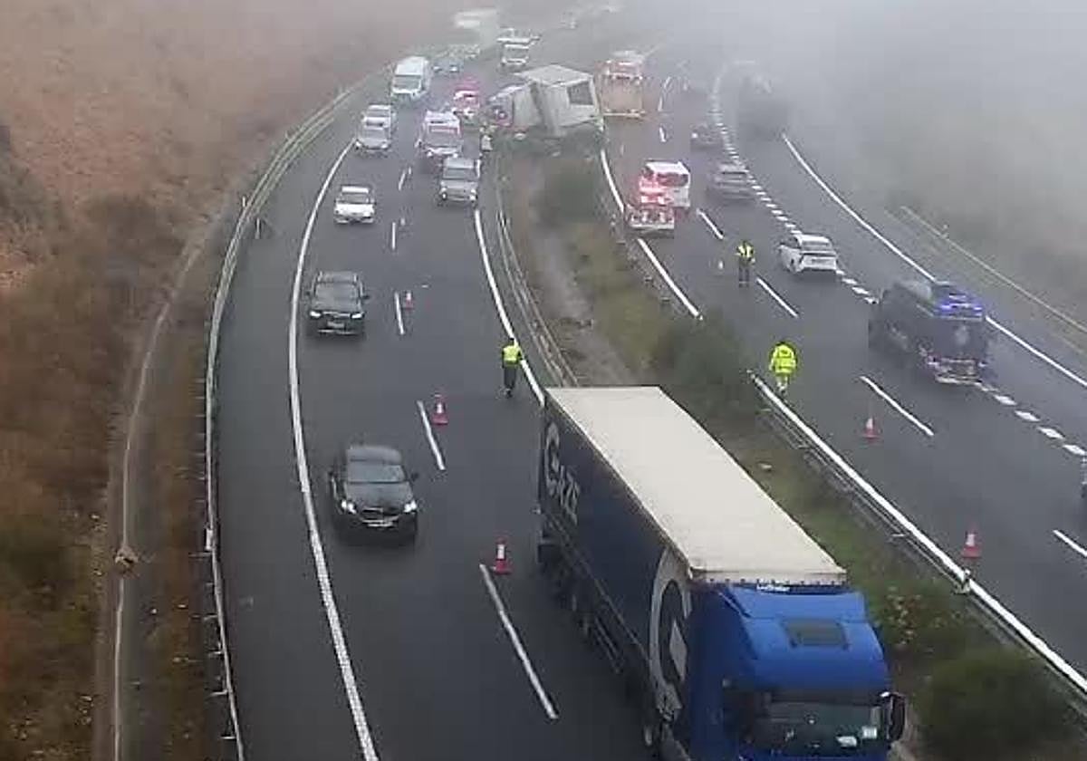 Un camión accidentado provoca retenciones en la A-45, a la altura de Antequera