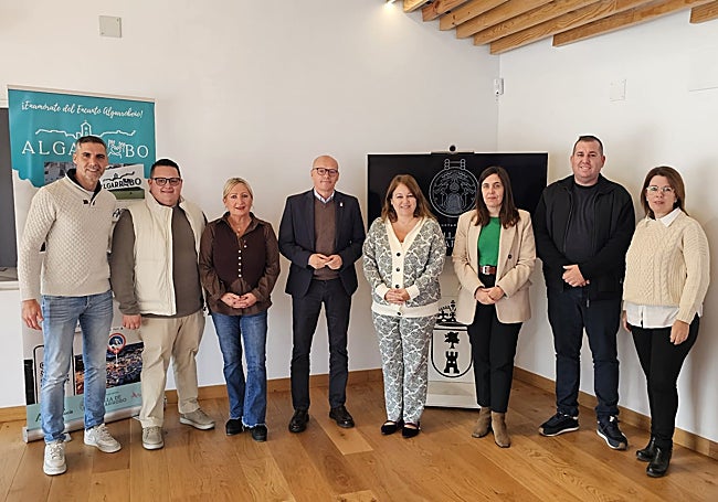 El delegado de Medio Ambiente, la alcaldesa de Algarrobo y ediles del gobierno local del PP, este viernes.