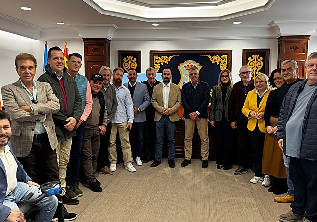 Imagen de los empresarios, el alcalde y ediles, asistentes a la reunión en el salón de plenos.