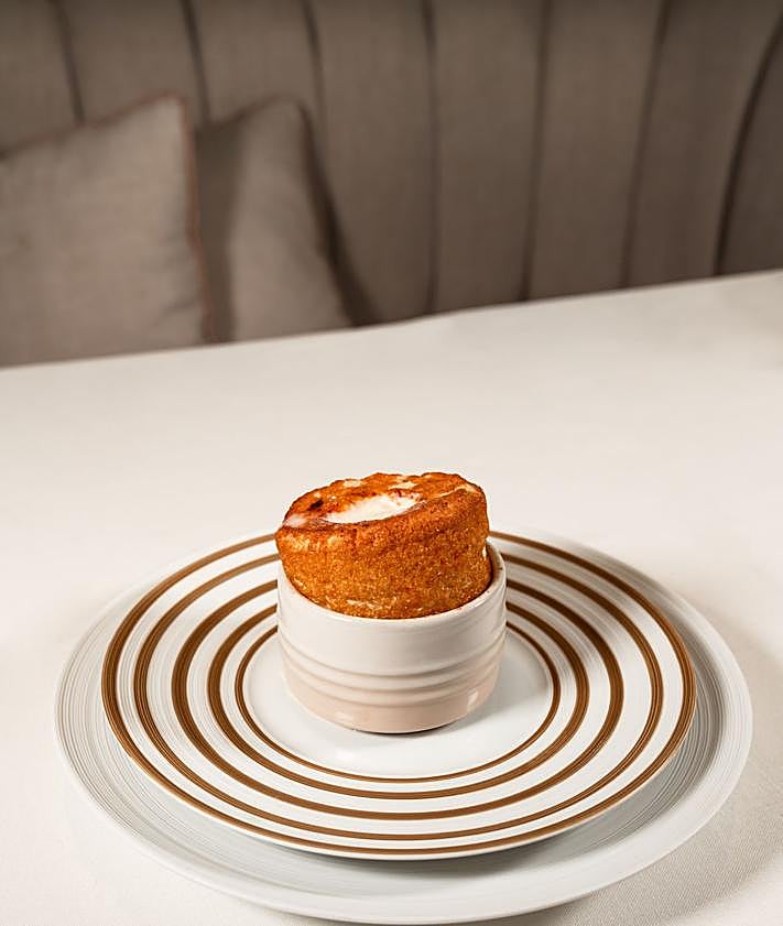 Imagen secundaria 2 - Leña: uno de los imprescindibles del restaurante marbellí es esta tarta de chocolate cremosa con avellanas tostadas. El Alimentario: en su carta de postres, el restaurante de Torre del Mar incluye desde la clásica tarta de limón hasta un arroz con leche con piña al curry y helado de coco. Areia: Soufflé Grand Marnier 'à la minute' que se termina en mesa flambeándolo con licor de naranja.