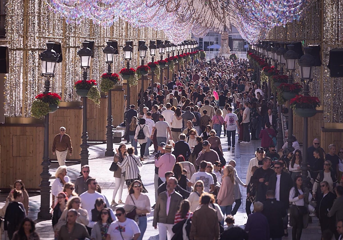 Vista de la calle Larios en el inicio del puente de la Constitución.