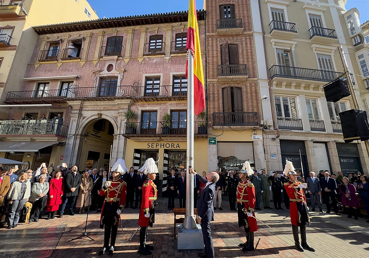 El alcalde de Málaga, durante el izado de la bandera en la plaza de la Constitución.